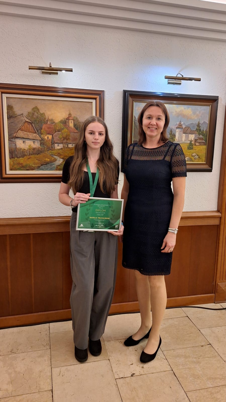 Odovzdávanie ocenenia študentke
